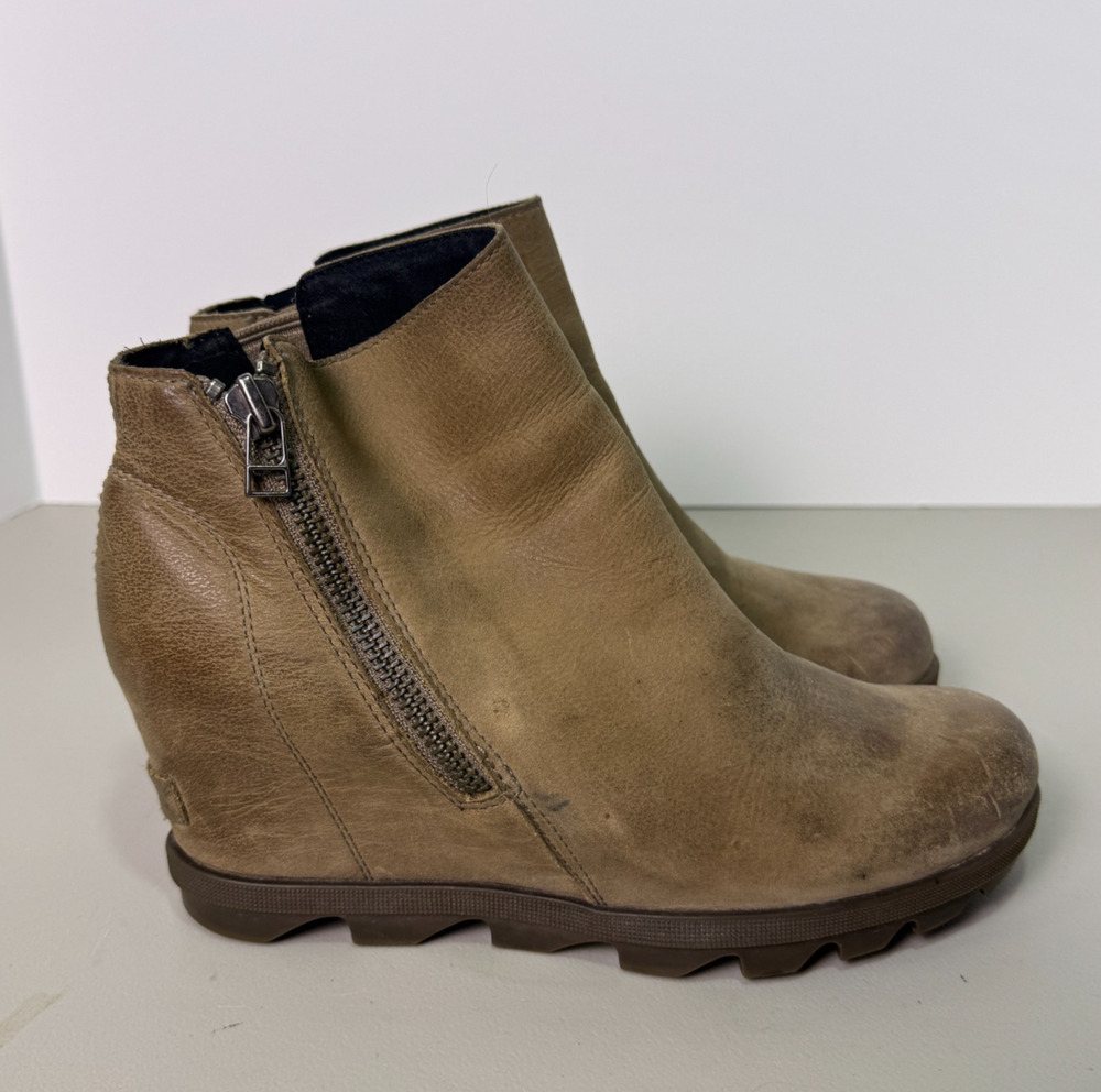 Sorel Joan of Arctic Boots Women's 8.5 Taupe Nubuck Zip Lug Hidden Wedge Booties